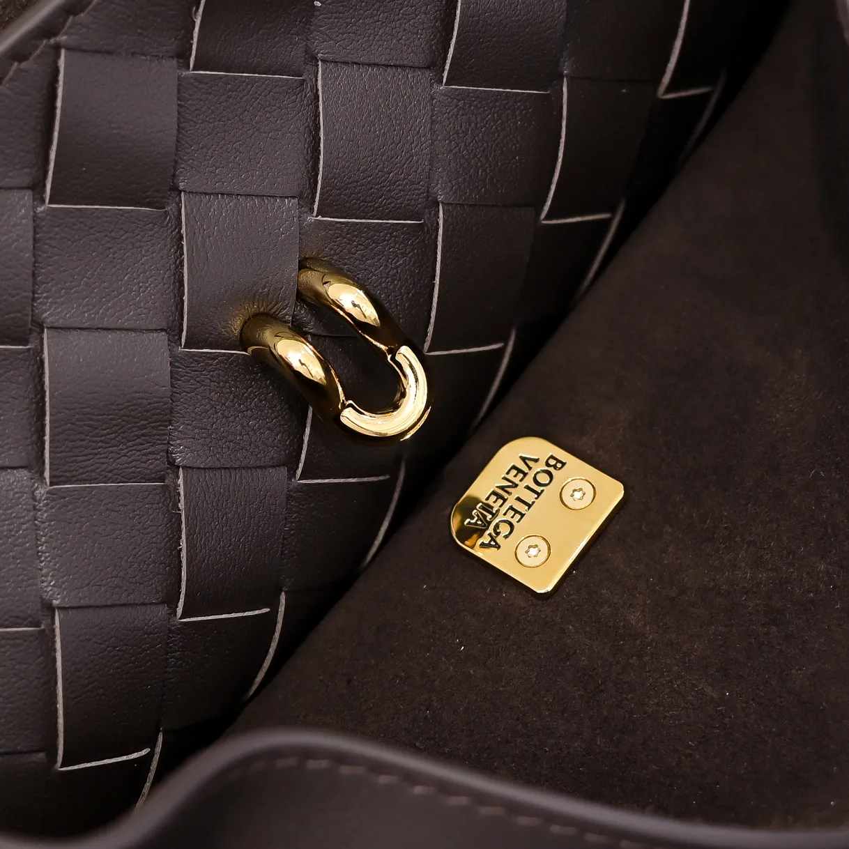Batch 2060 #Bv New Small Ciao Ciao Handbag Who carried the cute little Ciao Ciao out on the street❣️Made of Dutch Silky Calf calfskin ~ silky to the touch. The leather is thick, and the suede lining is soft and comfortable. The relaxed feeling of stacked smooth leather, the representative woven element shoulder strap, and the perfect embellishment of golden buckles💥The unique bag shape is casual and exquisite, and super practical☄️Carry Ciao Ciao to accompany you in various occasions, and be the most stylish you🎀 Size: 26x19x10.5 Style No. 5835#